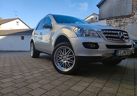 Mercedes-Benz ML 350 4MATIC - Nah am Neuzustand