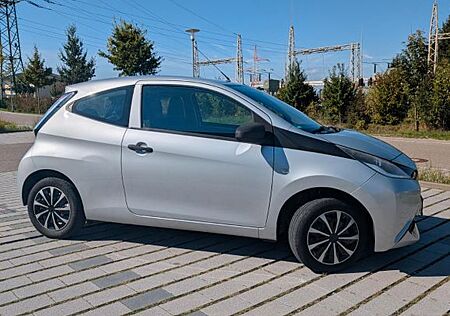 Toyota Aygo (X) Aygo (X) 1,0-l-VVT-i x x
