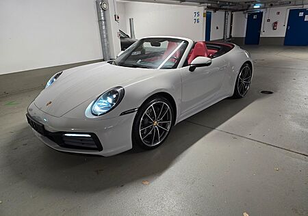 Porsche 911 Urmodell 911 Cabrio 992 ,Kreide/bordeaux ,ALU20/21,PDLS+