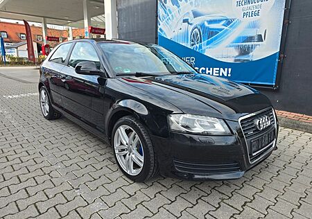 Audi A3 2.0 TDI Attraction quattro * BI-XENON * 8xALU