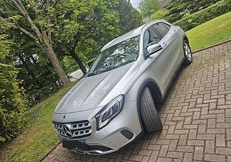 Mercedes-Benz GLA 200 -