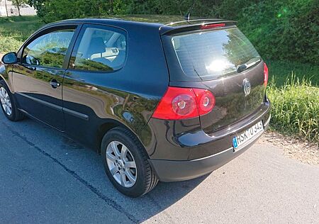 VW Golf Volkswagen V 1.6 Trendline 8-fach bereift