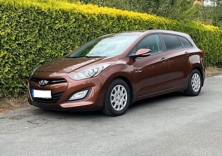 Hyundai i30 CW 1.6 CRDi 94kW blue Trend 1.5 Jahre HU