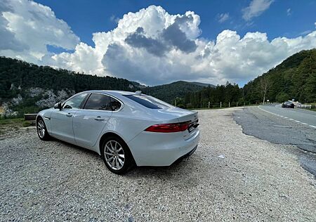 Jaguar XF 20d AWD British Design Edition Automatik ...