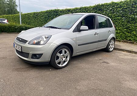 Ford Fiesta 1,4 16V Rentnerfahrzeug wenig km 3 Hand