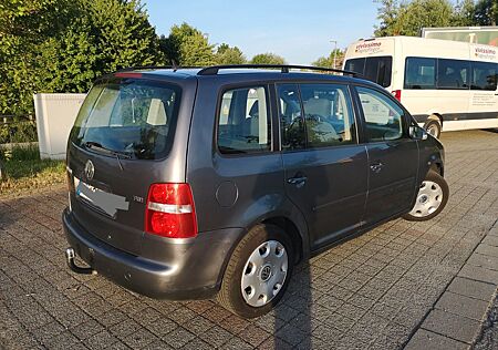 VW Touran Volkswagen 1.6 FSI TÜV NEU