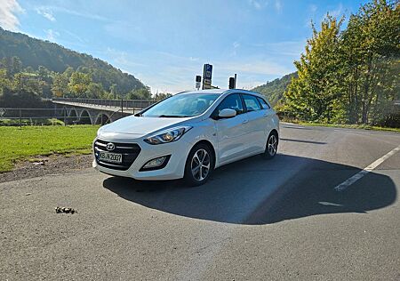 Hyundai i30 blue 1.6 CRDi 81kW Style Style
