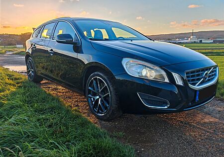 Volvo V60 gebraucht kaufen Volvo V60 D5 AWD, Standheizung, Scheckheftgepflegt.