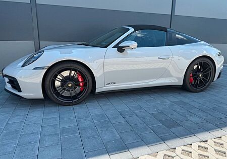 Porsche 992 Targa 4 GTS Targa GTS in Sonderfarbe KREIDE