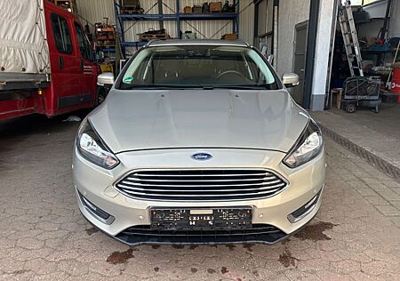 Ford Focus Turnier Titanium ! 1.Hand !Checkheftpflegt