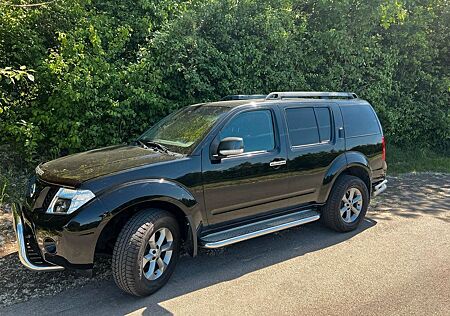 Nissan Pathfinder 2.5 dCi DPF PLATINUM 4WD Automati...