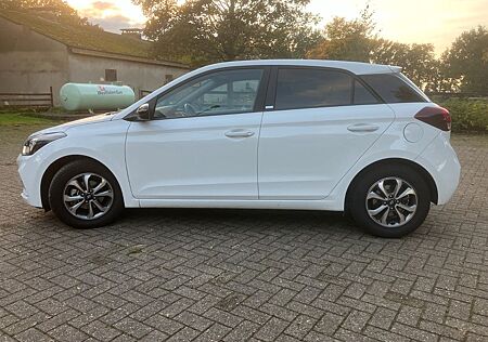 Hyundai i20 1.2 62kW Advantage / Sommer+Winterreifen TOP