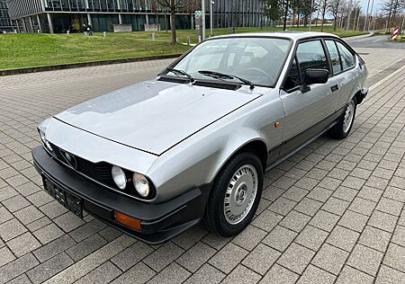 Alfa Romeo GTV + ein echter Alfa + H Kennzeichen +