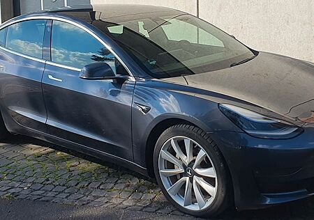Tesla Model 3 Allradantrieb mit Dualmotor Long Ran...