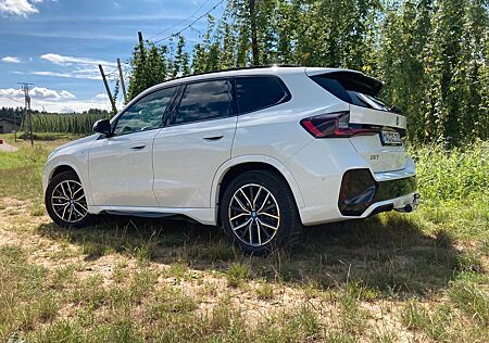 BMW iX1 xDrive30, GARANTIE, AHK, M-SPORT + VOLLAUS.