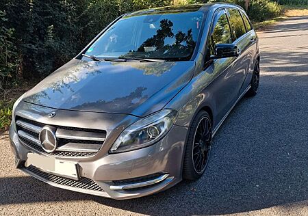 Mercedes-Benz B 220 4MATIC DCT -