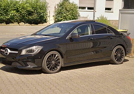Mercedes-Benz CLA 200 Coupé Urban Schwarz 2015