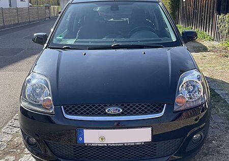 Ford Fiesta 1,3 // SHZ, Klimaauto, 8 fach, neuer TÜV