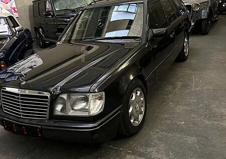 Mercedes-Benz E 280 , W124T, 7-Sitzer in Vollleder