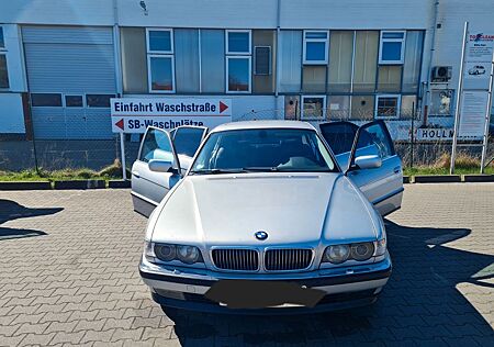 BMW 728i Auto in silber