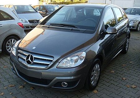 Mercedes-Benz B 150 BlueEFFICIENCY AHK / Navigation /1. Besitz