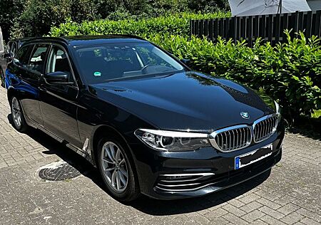 BMW 520i Touring A in schwarz *Headup**Tempomat*