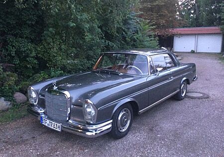 Mercedes-Benz 220 Coupé