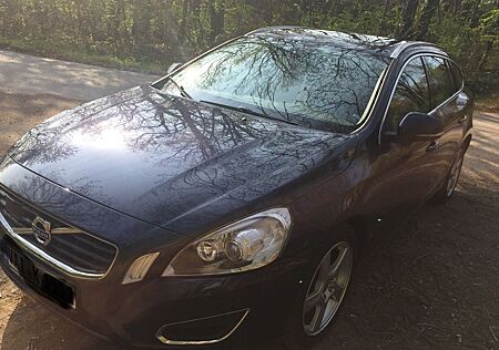 Volvo V60 D5 Momentum Summum