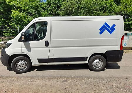 Peugeot Boxer weiss mit Anhängerkupplung