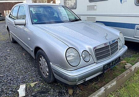 Mercedes-Benz E 240 V6 170PS*ELEGANCE*AUTOMATIK*PDC*TEM*WEBAST