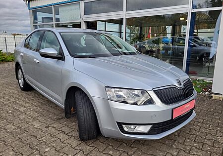 Skoda Octavia ELEGANCE SHZ AHK TEILLEDER 8FACH BEREIFT