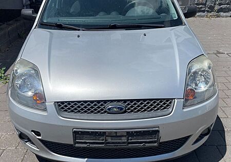 Ford Fiesta 1,4 mit tüv Klima