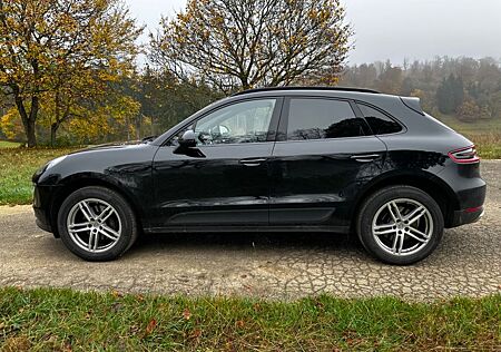 Porsche Macan - schwarz mit Panoramadach