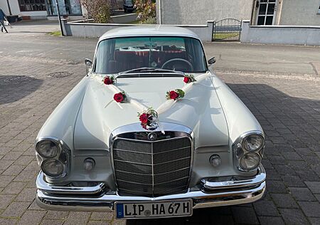 Mercedes-Benz 230 Heckflosse S Automatik