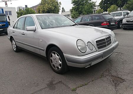 Mercedes-Benz E 280 Elegance 1 Hand Klimaautomatik Bose Autom.