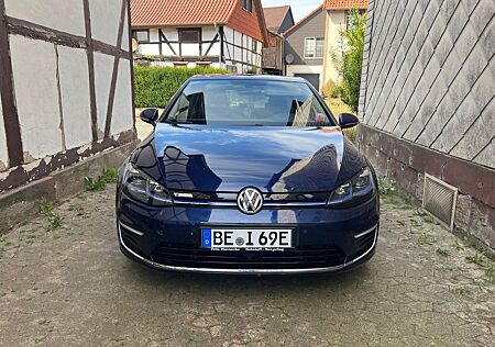 VW Golf Volkswagen e- 300 Wärmepumpe Digitacho Schnellladen