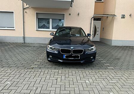 BMW 320d EfficientD. Ed. Touring Modern Line Mod...