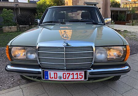 Mercedes-Benz 200 W123 Automatik