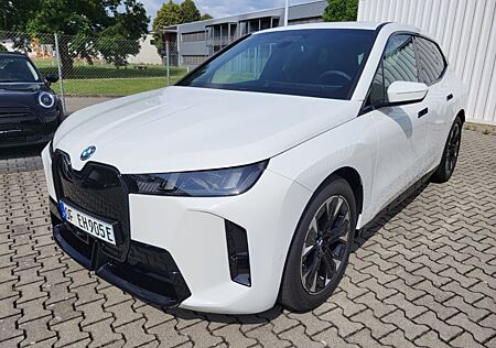 BMW iX xDrive 45 Sportpaket AHK-klappbar AHK Navi Di