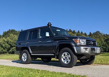 Toyota Land Cruiser GRJ 76 LX