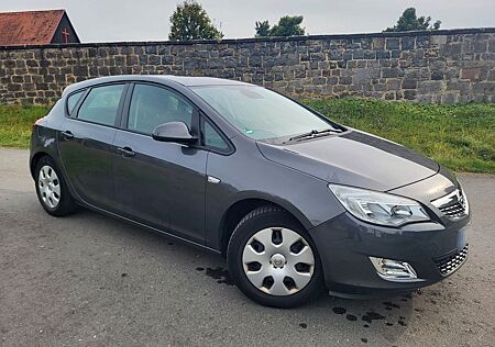 Opel Astra J 1.4 Lim. NAVI SHZ Klima AHK PDC TÜV
