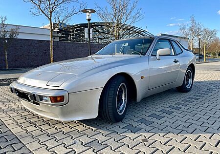 Porsche 944