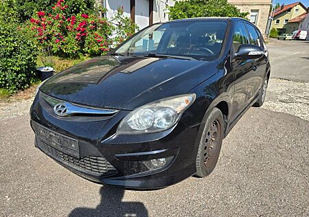 Hyundai i30 blue 1.6 CRDi 66 kW Classic