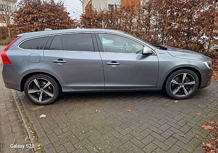 Volvo V60 TwinEngine Momentum R-Design Hybrid & AWD D6