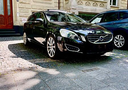 Volvo V60 D5 Summum | 8-fach | Zahnr. gew. | Garagenfz