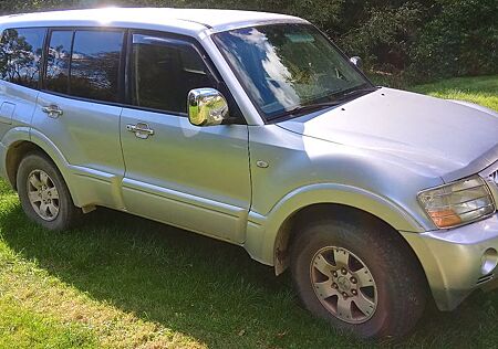 Mitsubishi Pajero 3,2 DI-D 7 Sitz noch drei Tage angemeldet