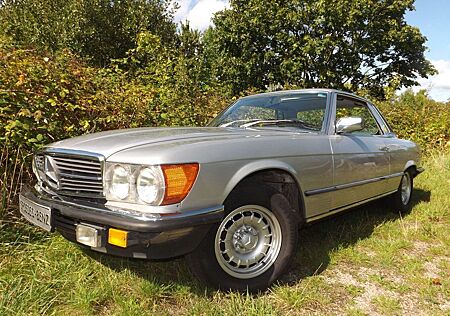 Mercedes-Benz 380 SLC mit Wackeldackel auf Hutablage zu verk.