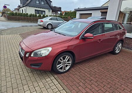 Volvo V60 Kombi 2,4D5 Momentum Euro5 Automatik
