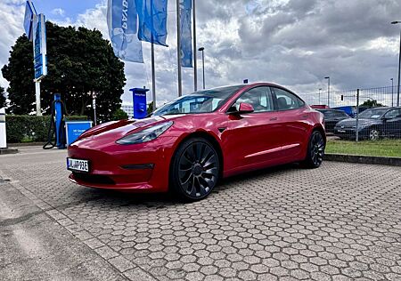 Tesla Model 3 Allradantrieb mit Dualmotor Performa...