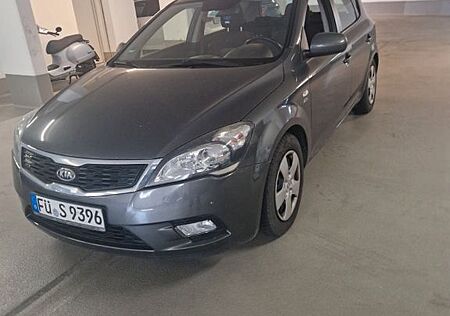 Kia Cee'd / Ceed 1.4 CVVT Attract Attract